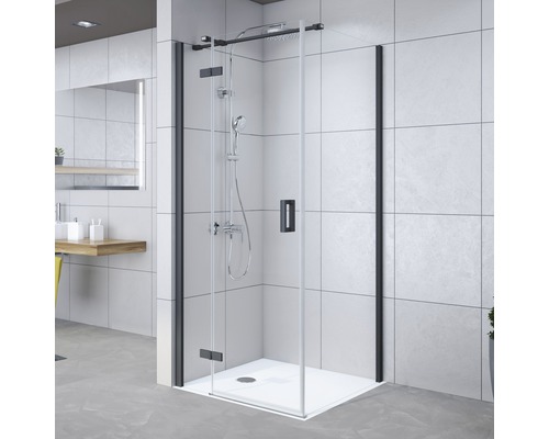 Begehbare Dusche mit schwarzem Rahmen und Duscharmatur