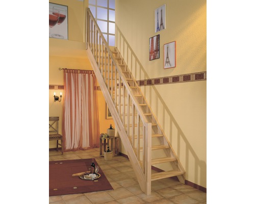 Holztreppe in einem Wohnraum mit Dekoration und Möbeln