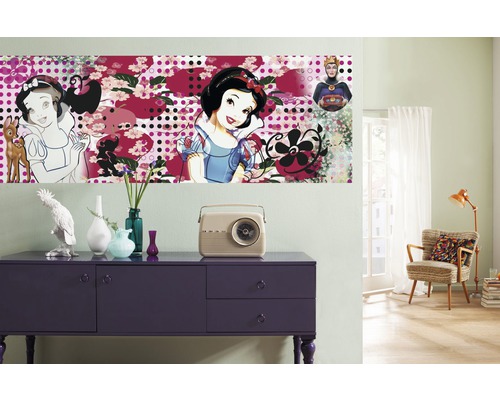 Wandbild mit Schneewittchen Motiven über lila Kommode in einem Wohnzimmer