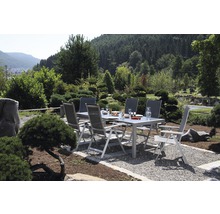 Gartenszene mit Esstisch und Stühlen im Freien
