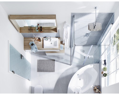 Übersicht eines hellen Badezimmers mit Dusche, Badewanne, Waschbecken und Spiegel