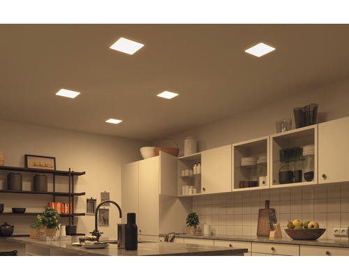 Cuisine moderne avec des plafonniers carrés pour l''éclairage