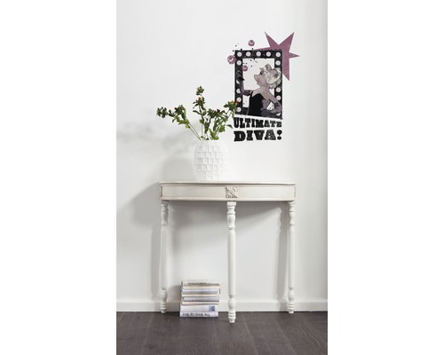 Scène décorative avec sticker mural, table et fleurs dans un vase