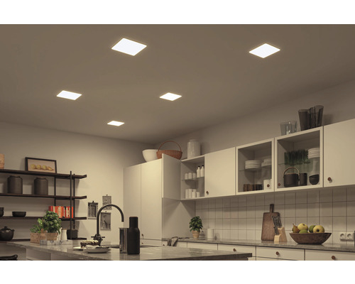 Cuisine moderne avec des plafonniers carrés pour un éclairage lumineux