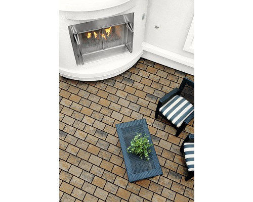 Terrasse mit Ziegelmuster, Kamin und Gartenmöbeln