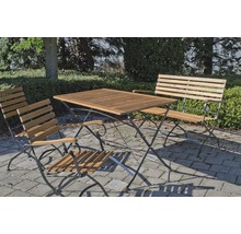 Ensemble de jardin avec table en bois, banc de jardin et deux chaises de jardin sur une terrasse