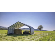 Stahlrohrhalle mit Heuballen und Quad auf einer Wiese