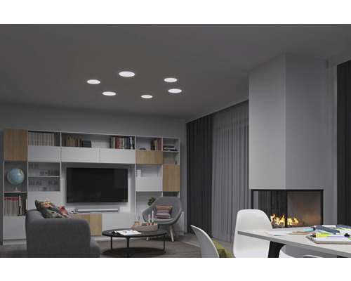 Wohnzimmer mit Einbauschrankwand, Kamin und Deckenleuchten