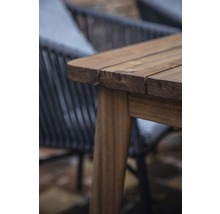 Vue détaillée d''une table de jardin avec plateau en bois et pied de table