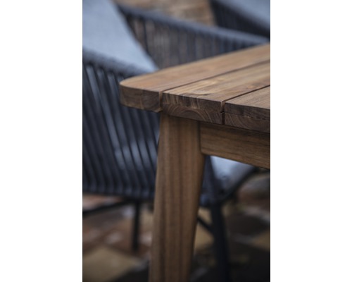 Detailansicht eines Gartentisches mit Holzplatte und Tischbein