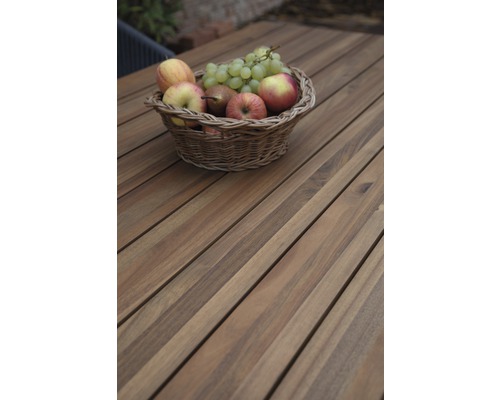 Korb mit Äpfeln, Birnen und Weintrauben auf einem Holztisch
