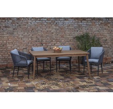 Scène de jardin avec table à manger et quatre chaises avec coussins