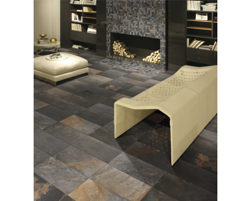 Wohnzimmer mit Bodenfliesen in Steinoptik, Kamin und Sitzmöbeln