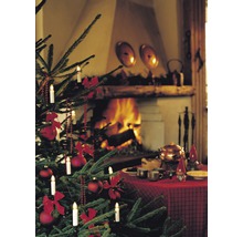 Scène de Noël avec sapin, décorations, éclairage et cheminée