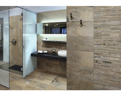 Salle de bains avec douche, lavabo et carrelage mural