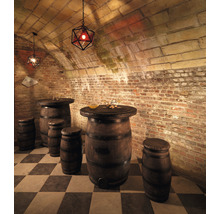 Bar dans une cave avec des tonneaux comme tables et chaises et des suspensions géométriques