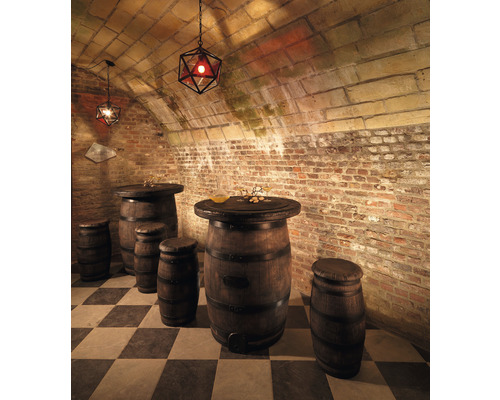 Bar dans une cave avec des tonneaux comme tables et chaises et des suspensions géométriques