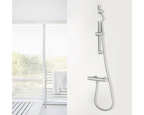 Duschset mit Brausestange und Thermostatarmatur im Badezimmer