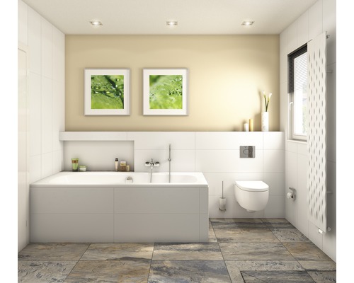 Helles Badezimmer mit Badewanne, Toilette und Waschbecken