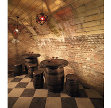 Bar de cave avec tables et tabourets en fûts de bois, complétée par des suspensions géométriques.