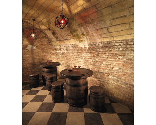 Bar de cave avec tables et tabourets en fûts de bois, complétée par des suspensions géométriques.
