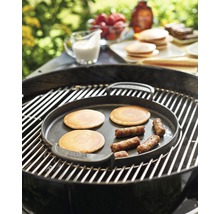 Grill mit Grillplatte, Pfannkuchen und Würstchen