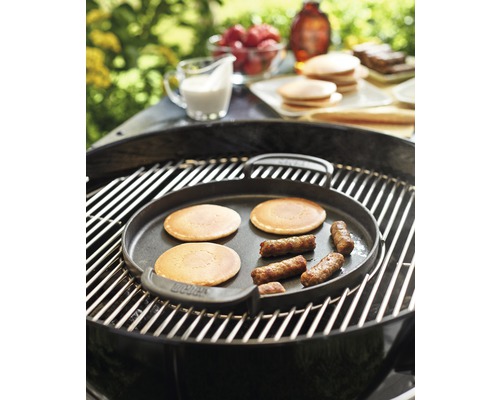 Grill mit Grillplatte, Pfannkuchen und Würstchen