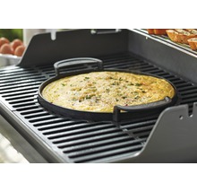 Omelett in runder Grillpfanne auf einem Grill