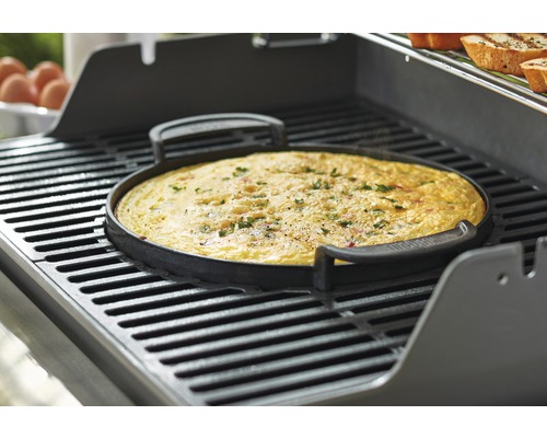 Omelett in runder Grillpfanne auf einem Grill