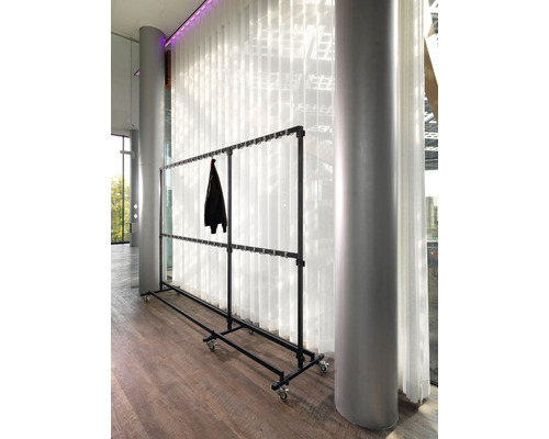 Scène avec un vestiaire mobile sur roulettes et une veste