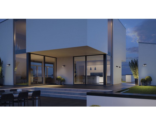 Moderne Hausfassade mit Aussenbeleuchtung, Terrasse und Garten