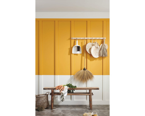 Szene mit Besen, Kehrblech, Bank und Wandpaneelen