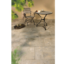 Terrasse mit Gartentisch, Stuhl und Steinplatten