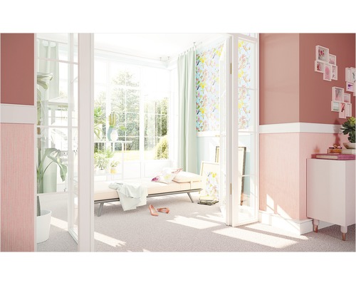 Salon lumineux avec portes-fenêtres, canapé et décoration murale