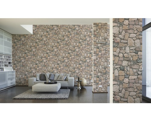 Salon avec papier peint imitation mur de pierre, canapé et tapis.