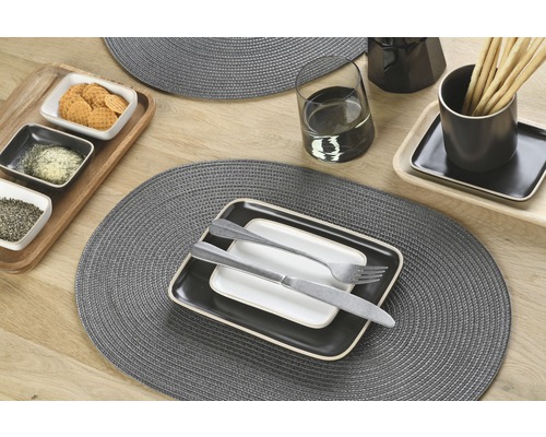 Décoration de table avec sets de table, vaisselle, couverts, verres et nourriture sur une table en bois.