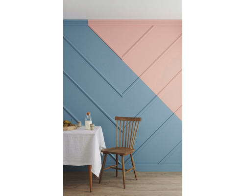 Salle à manger avec table, chaise et panneaux muraux en deux couleurs