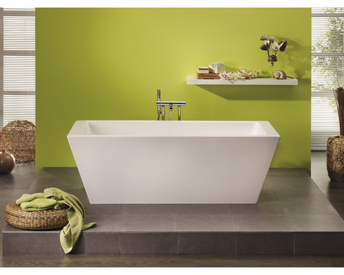 Badezimmer mit freistehender Badewanne, Armatur und Wandregal