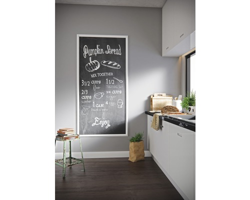 Scène de cuisine avec un tableau noir sur lequel est écrite une recette de pain à la citrouille