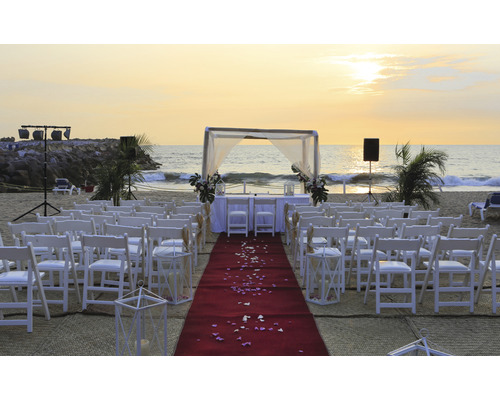 Cérémonie de mariage sur la plage avec chaises et décoration