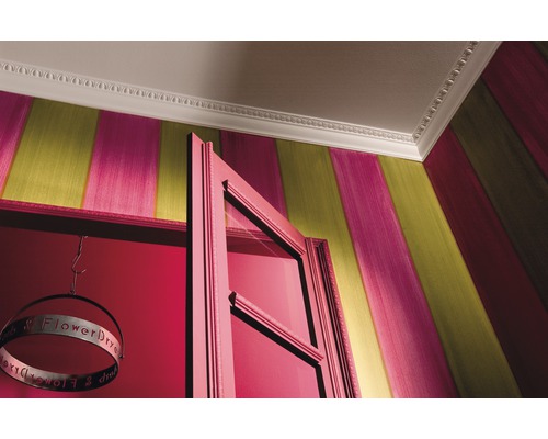 Plafond de la pièce avec moulures décoratives, mur avec papier peint rayé et cadre de porte