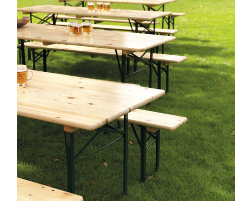 Plusieurs ensembles de tables de brasserie sur une pelouse