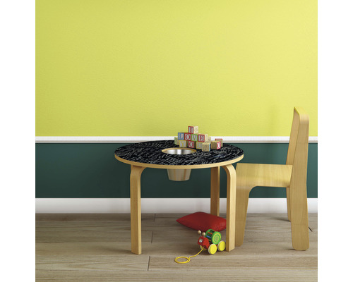 Ensemble de sièges pour enfants avec table ronde, chaise, cubes de jeu et train miniature dans une chambre d''enfant