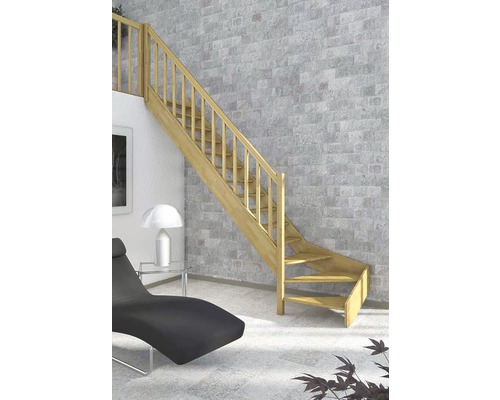 Holztreppe mit Geländer in einem modernen Wohnraum