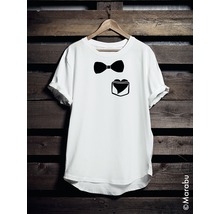 T-Shirt mit Fliege und Taschendruck auf einem Bügel