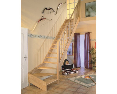 Escalier en bois dans un espace de vie avec décoration