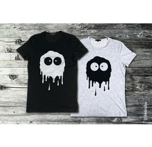 Zwei T-Shirts mit Monster-Motiv auf Holzgrund