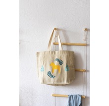 Stofftasche mit Pferdemotiv hängt an einer Holzleiter an der Wand