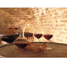 Carafe à décanter et verres à vin sur tonneau en bois dans une cave à vin