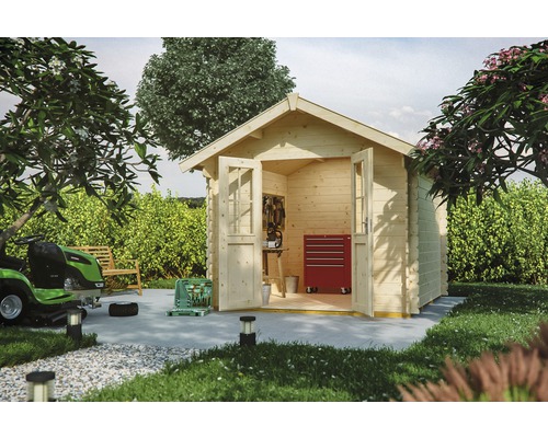 Chalet de jardin en madriers SKAN HOLZ Palma avec plancher 280 x 355 cm naturel Abri de jardin en bois avec portes doubles ouvertes, tracteur de pelouse et outils dans le jardin.